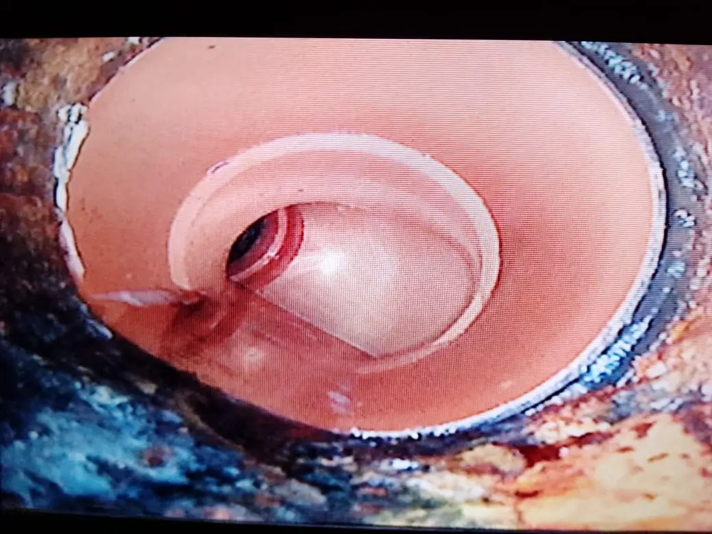 Técnico realizando video inspección de cañería